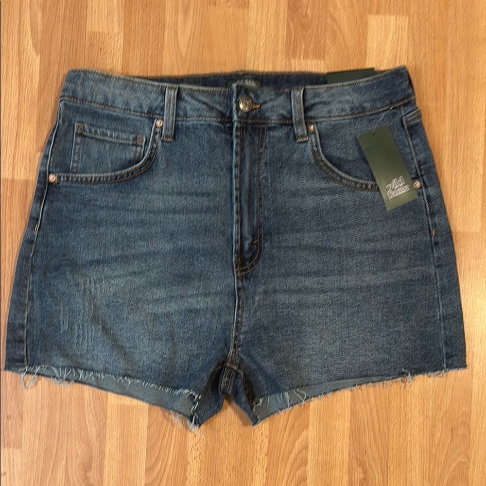 Wild Fable Highest Rise Mom Shorts, Medium
Blue, 14 / 32 Waist - NEW WITH TAGS